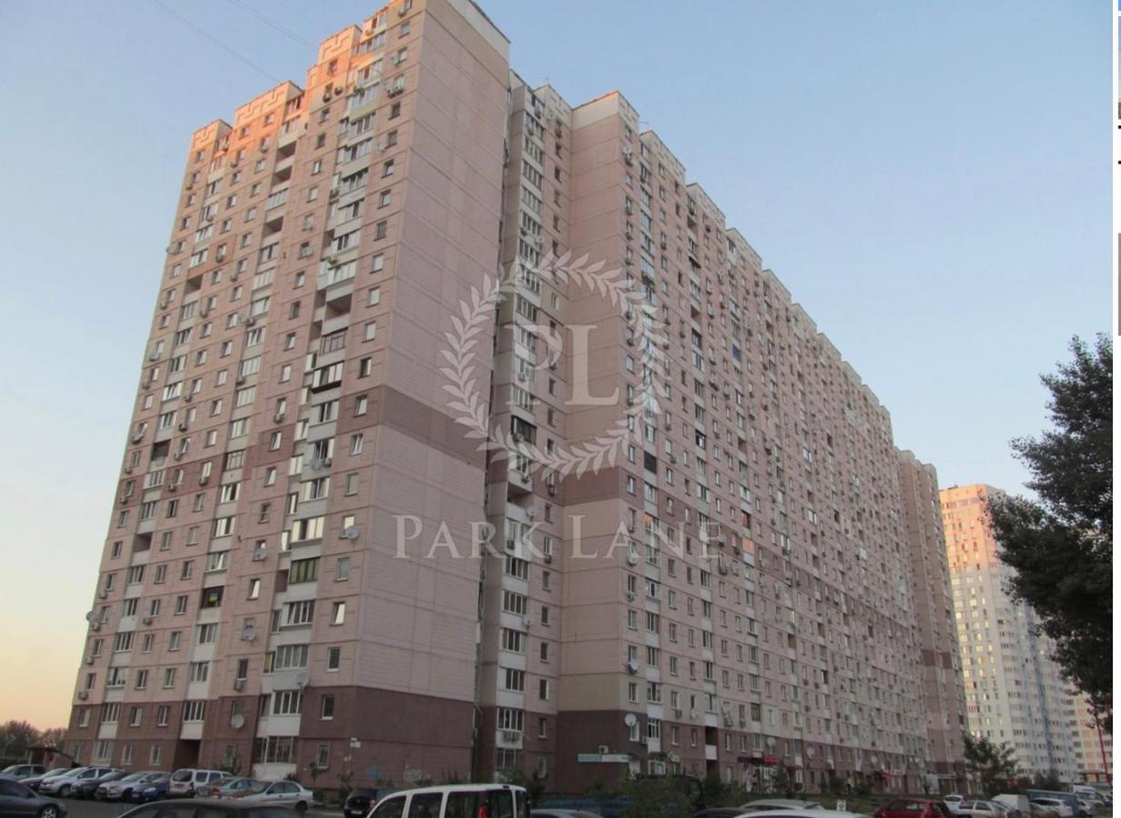 позняки олени пчілки большая 3 ка возле ашана * Kyiv